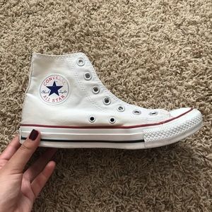 White high top converse 💕